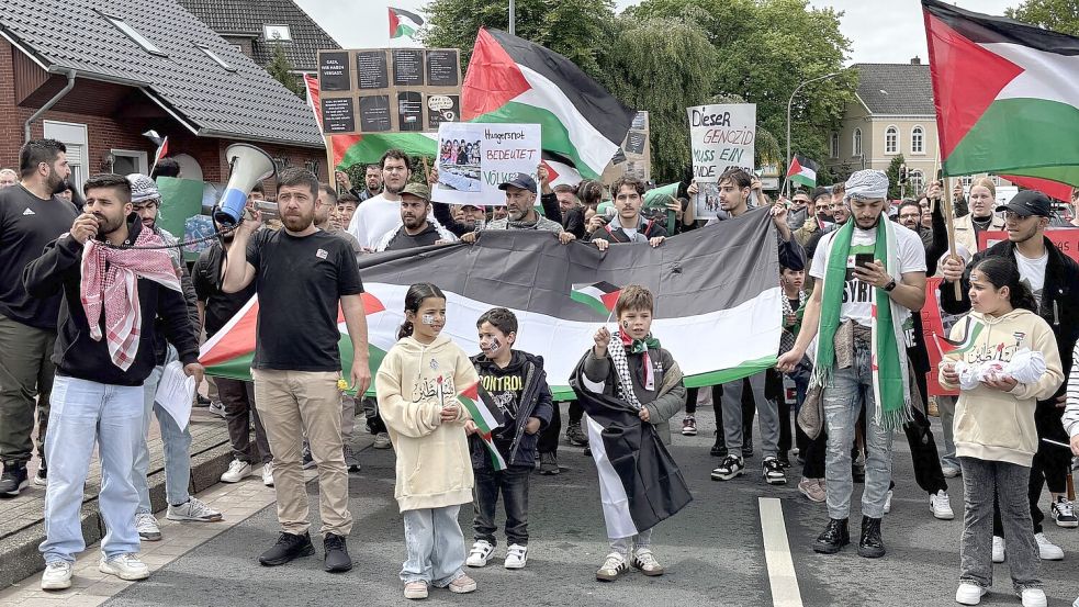 Zwischendurch blieben die Demonstranten auf der Straße stehen und riefen „Free Free Palestine“. Foto: Lasse Paulsen
