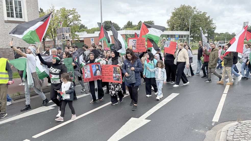 Der Demonstrationszug wurde von der Polizei begleitet. Es blieb jedoch alles friedlich. Foto: Lasse Paulsen