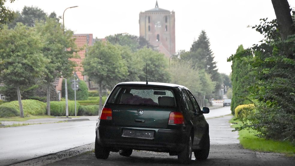 Der stillgelegte Golf steht halb auf dem Radweg an der Kirchstraße in Marienhafe. Foto: Thomas Dirks