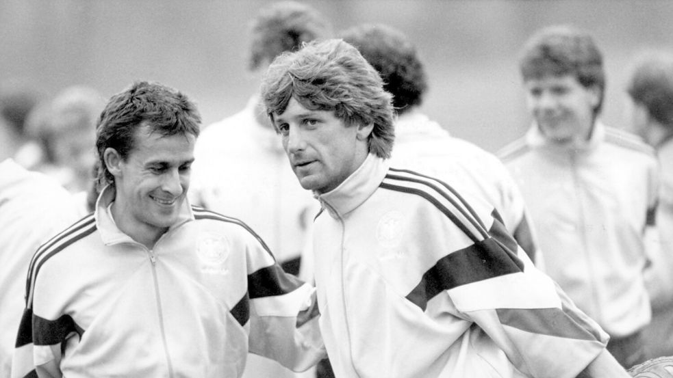 Der ehemalige Fußball-Nationalspieler Frank Mill ist tot. Foto: Bernd Weissbrod/dpa