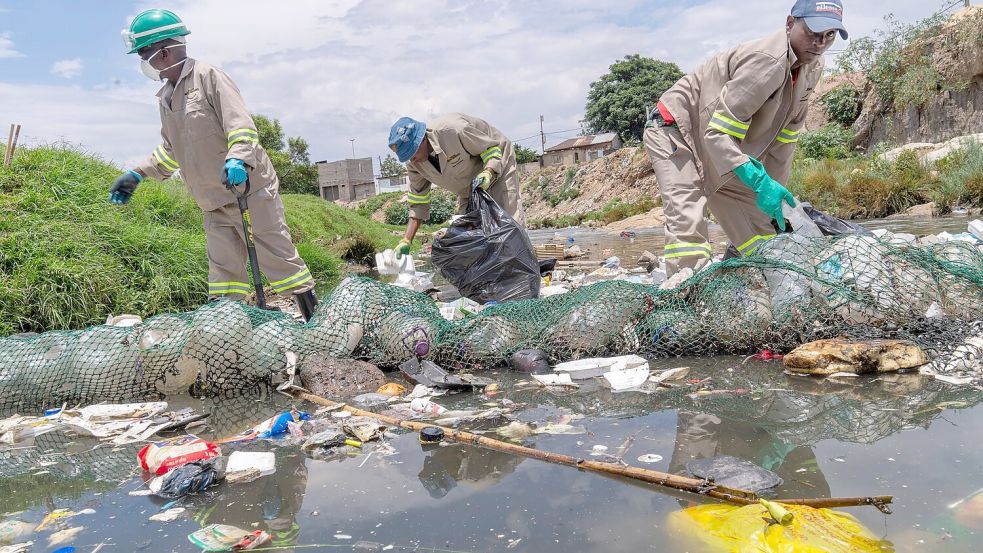 Deutschland ist Greenpeace zufolge der größte Plastikmüllexporteur Europas. (Archivbild) Foto: Jerome Delay/AP/dpa