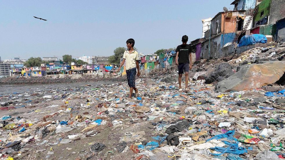 Der Vertrag soll die Produktion einschränken und für mehr Recycling sorgen. (Archivbild) Foto: Rajanish Kakade/AP/dpa