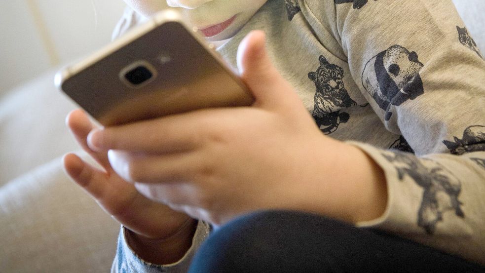 Ab neun Jahren haben die meisten Kinder in Deutschland ein eigenes Smartphone. (Symbolbild) Foto: Hans-Jürgen Wiedl/ZB/dpa