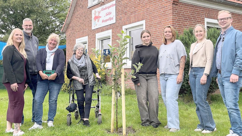 Sie pflanzten einen Apfelbaum an der Kita „Lüttje Hoppelkes“ in Uthwerdum (von links): Elke Bohlen, Jörg Bohlen, Claudia Delsing, Anette Delsing, Juli Kurpart, Daniela Kurpart, Inken Bathmann und Julian Jetses.Foto: privat