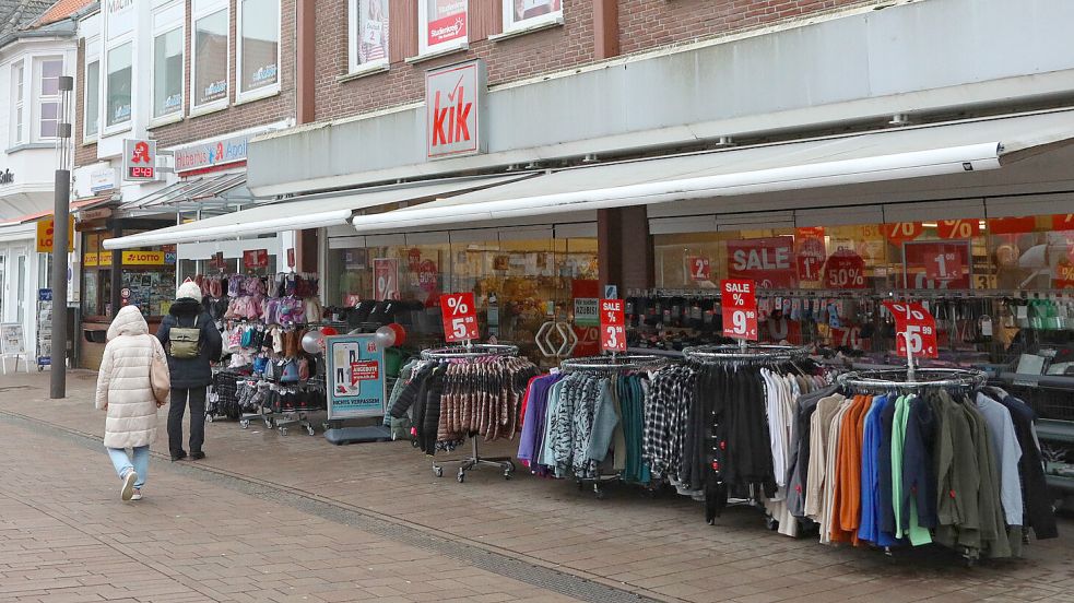 Der Kik-Markt am alten Standort am Marktplatz in Aurich: Der Angeklagte gestand, den Laden am 13. Februar 2025 überfallen und eine Mitarbeiterin mit einem Messer bedroht zu haben. Foto: Romuald Banik
