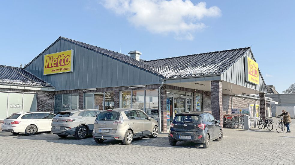 Einen Tagen nach dem Überfall auf den Kik-Markt wollte der 41-Jährige den Netto-Markt an der Leerer Landstraße überfallen. Dabei setzte sich eine Mitarbeiterin zur Wehr. Gemeinsam mit einer Kollegin und zwei Kunden gelang es ihr, den Mann bis zum Eintreffen der Polizei festzuhalten. Foto: Lasse Paulsen