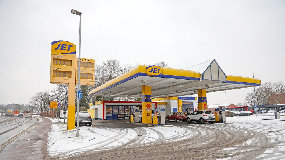 Am 11. Februar 2025 überfiel der Angeklagte die Jet-Tankstelle an der Emder Straße. Er drückte einer Mitarbeiterin ein Messer in den Rücken und zwang sie, die Kasse zu öffnen. Foto: Romuald Banik