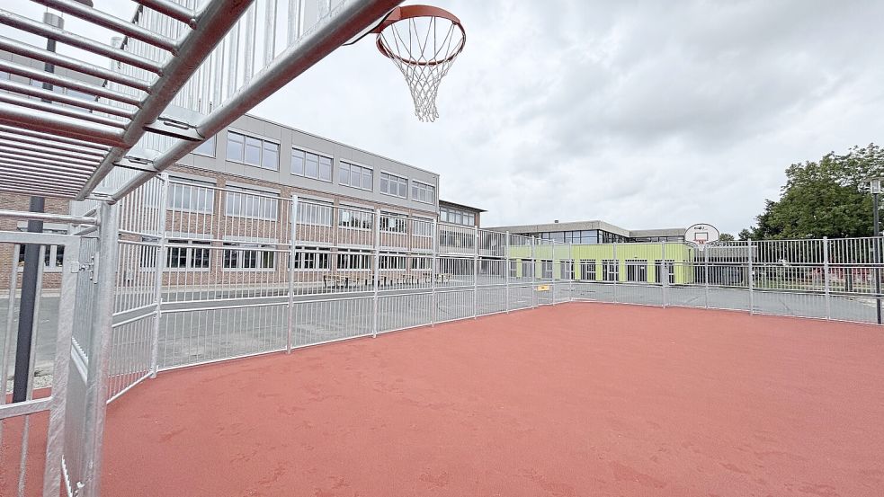 Ein eingezäunter Fuß- und Basketballplatz ist entstanden. Foto: Aiko Recke