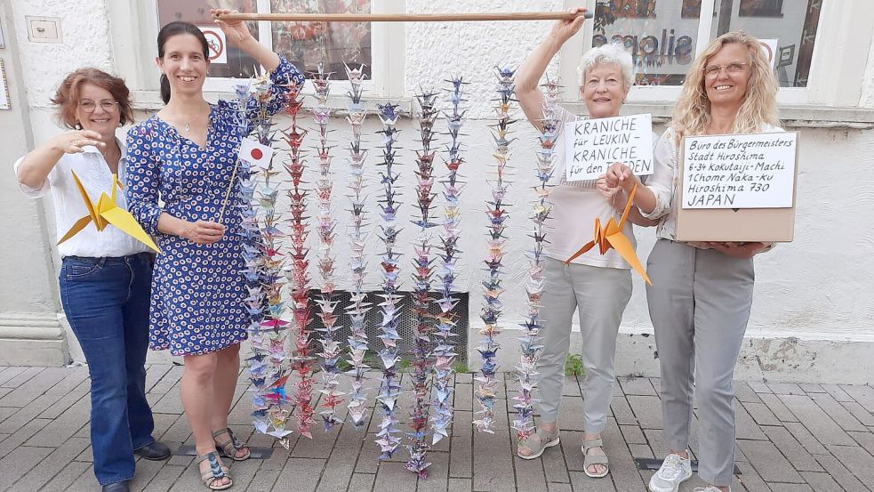 Reenste Cornelis (von links), Ruth Moldenhauer, Gerda Küsel und Katja Druivenga von der Kranich-Gruppe mit der Hälfte der Kraniche, die nach Hiroshima geschickt wurden. Foto: privat