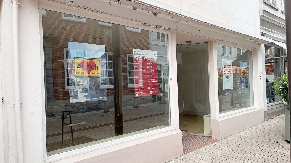 In der Auricher Fußgängerzone gibt es neben vielen Geschäften auch immer wieder leere Schaufenster. Foto: Carmen Leonhard
