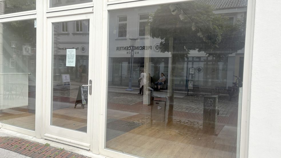 Auch in der Norderstraße gibt es gegenüber vom Piercing-Center ein leeres Geschäft. Foto: Jasmin Oltmanns