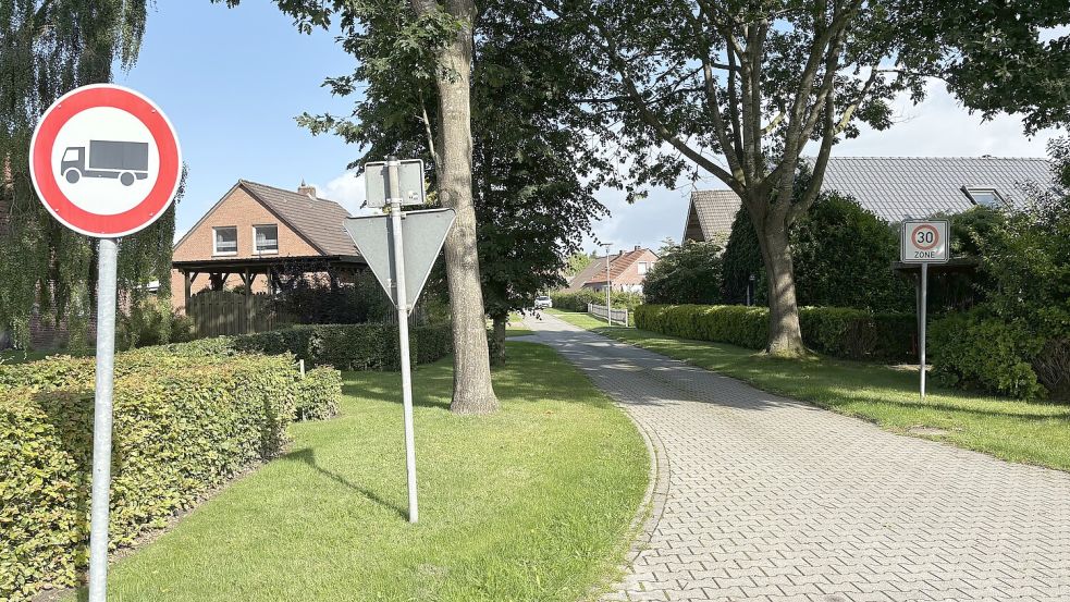 Lkws dürfen von der Holtroper Straße nicht in die Straße Im Loog abbiegen. Daran wird sich aber nicht immer gehalten. Foto: Imke Cirksena