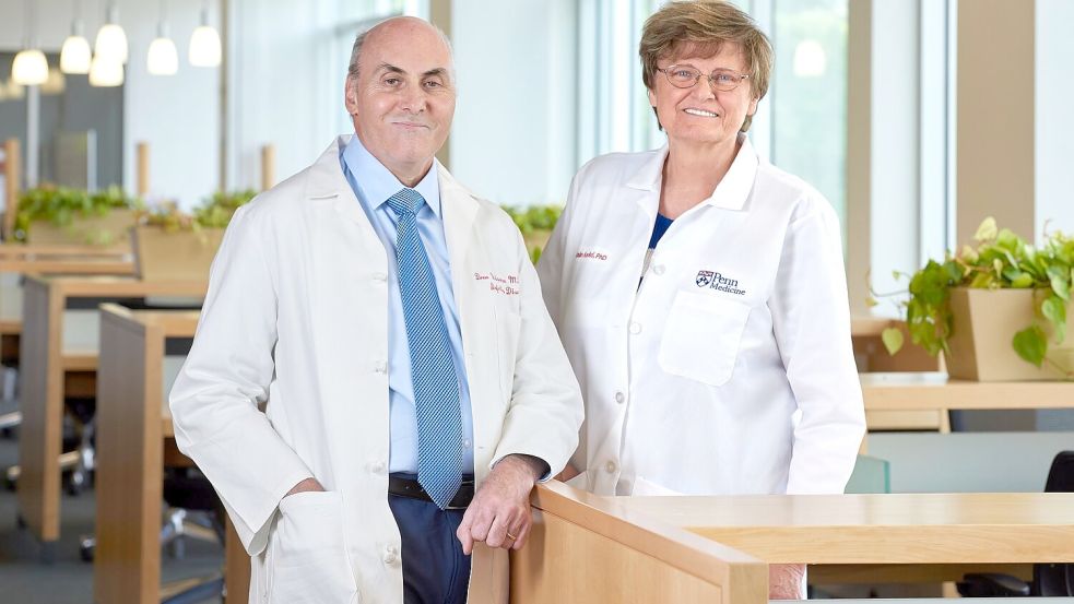 Katalin Karikó (r) und Drew Weissman haben 2023 für grundlegende Arbeiten zur mRNA-Technik den Nobelpreis für Medizin erhalten. (Archivbild) Foto: Peggy Peterson/Penn Medicine/AP/dpa