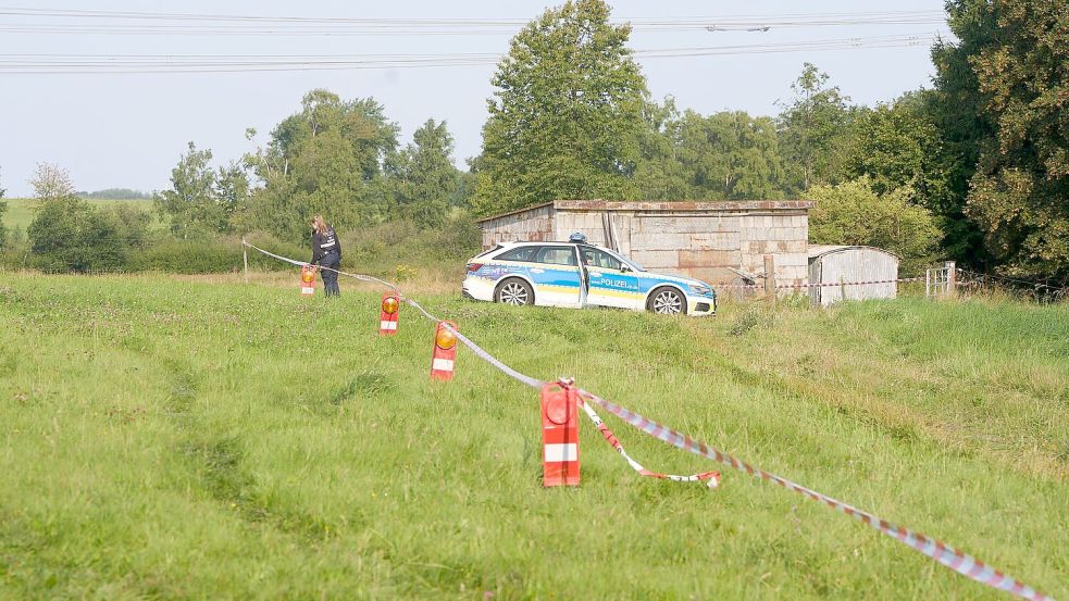 Die Polizei hat ein Gebiet nach dem Fund einer Leiche abgesperrt. Foto: Thomas Frey/dpa
