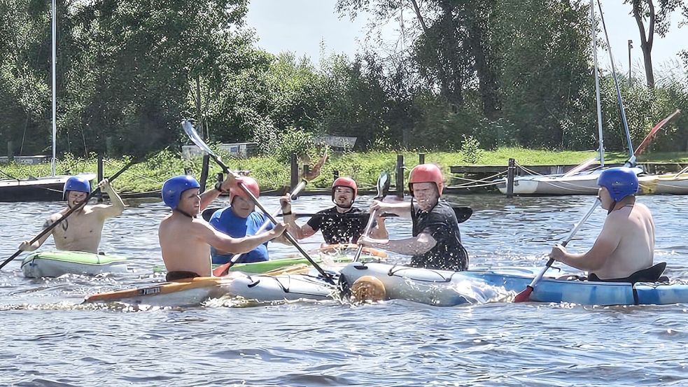 Hart umkämpft ist der Ball beim Kanu-Polo auf dem Großen Meer. Foto: privat