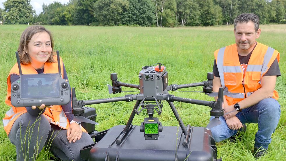 Ayleen Kreienkamp und Mike Byloos starteten ihre Vermessungs-Drohne auf einer Wiese an der Ringstraße in Moordorf. Foto: Aiko Recke
