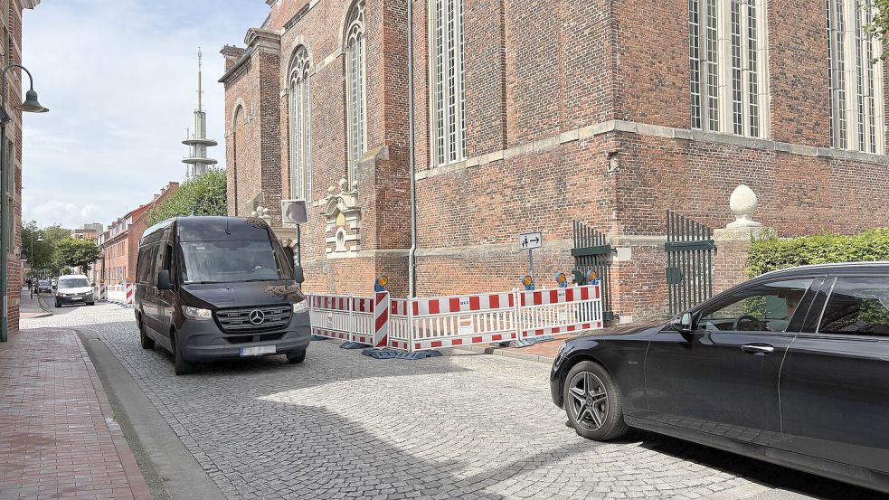 Viele Autofahrer fahren bei der Nordertorstraße weiter Richtung Friedrich-Ebert-Straße.