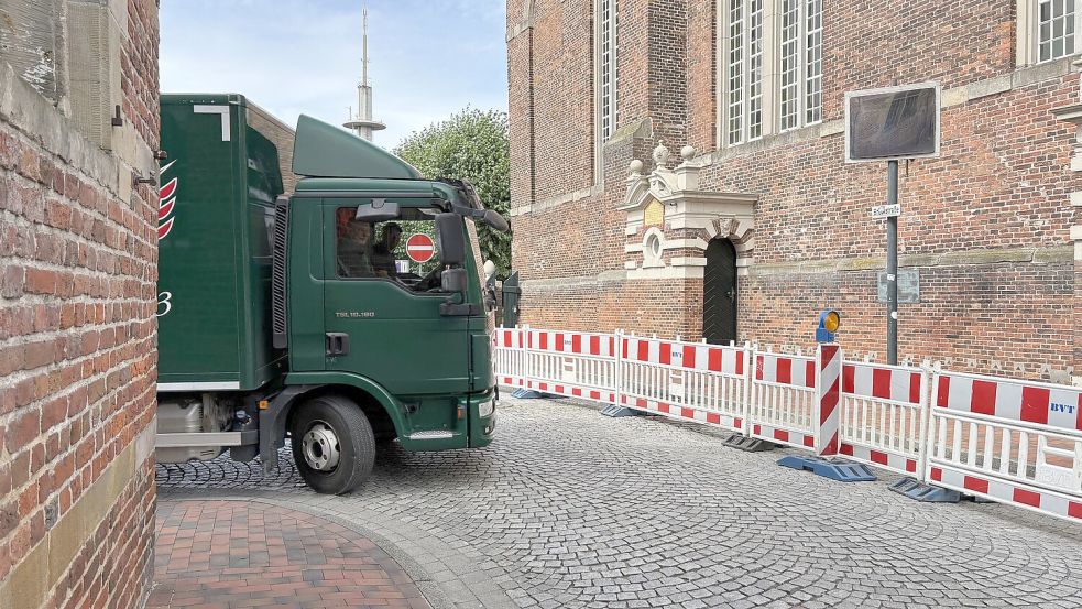 Wer verbotenerweise an der Absperrung vorbeifährt, könnte plötzlich einem Lastwagen gegenüberstehen.