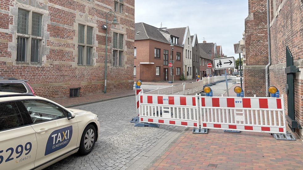 Ein Taxi wartet darauf, dass es an der Absperrung vorbeifahren kann.