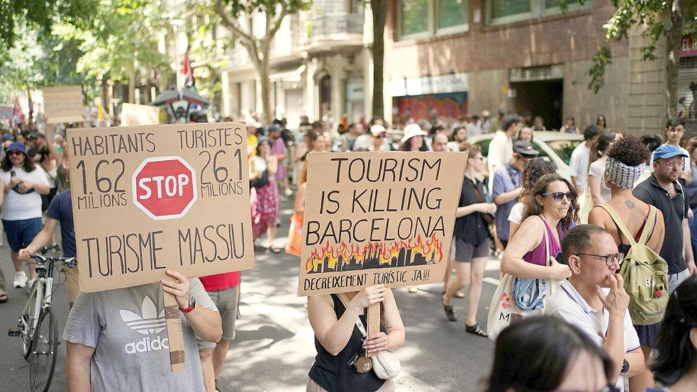 Barcelona will zum Beispiel bis Ende 2028 die Vermietung von Ferienwohnungen komplett abschaffen. (Archivbild) Foto: Pau Venteo/AP/dpa