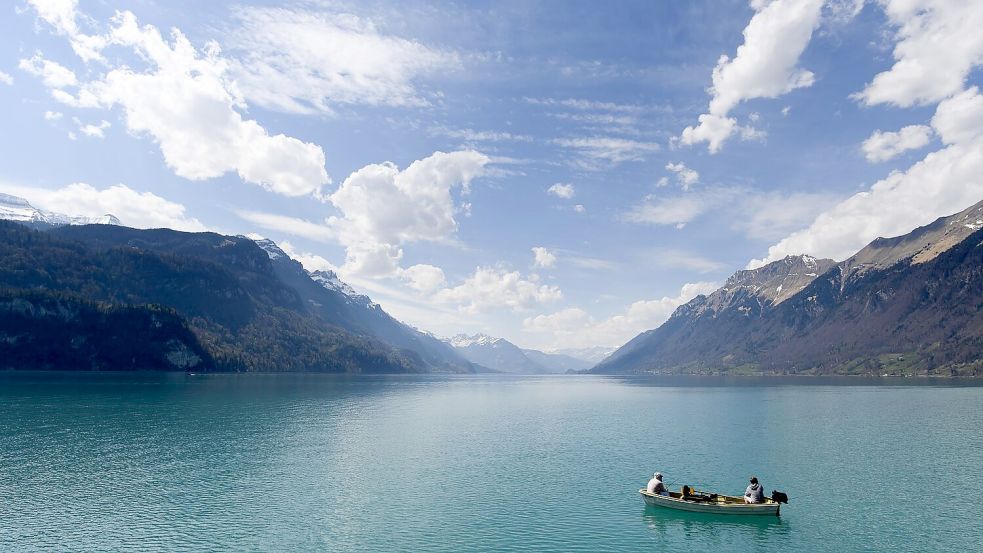 Die Ruhe am Briezersee ist nicht immer gegeben: Iseltwald leider unter Besucheransturm. (Archivbild) Foto: Anthony Anex/KEYSTONE/dpa
