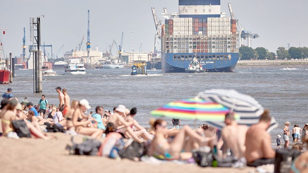 Trotz vieler Strände in Hamburg gibt es an der Elbe keine Badestelle - die CDU will das ändern (Archivbild). Foto: picture alliance/dpa