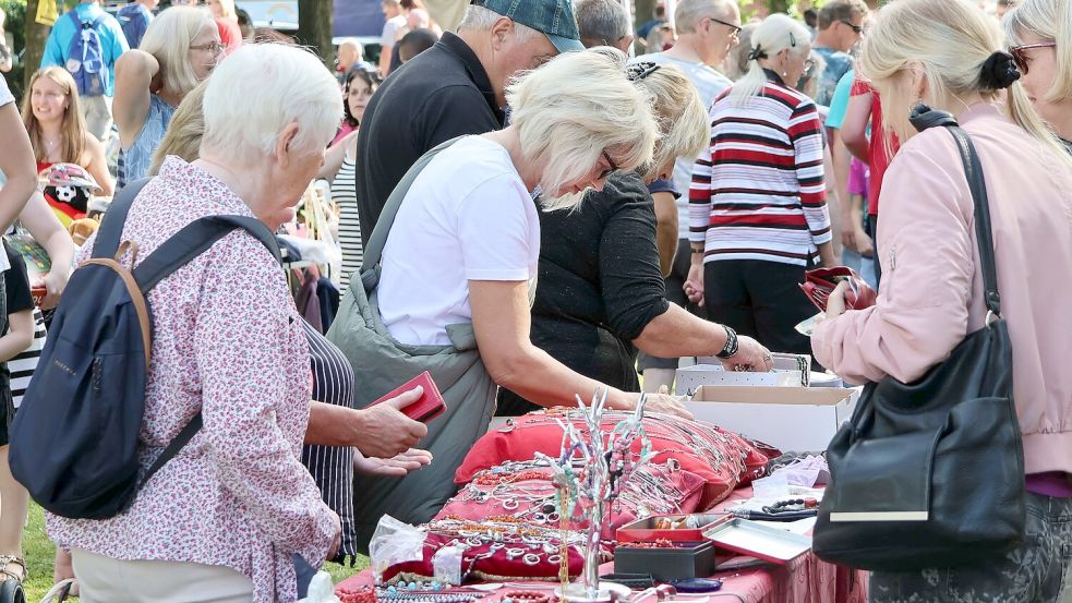 Beim großen Flohmarkt am Georgswall können Besucher am Sonnabend von 6 bis 15 Uhr auf Schnäppchenjagd gehen. Foto: Archiv/Helmut Vortanz