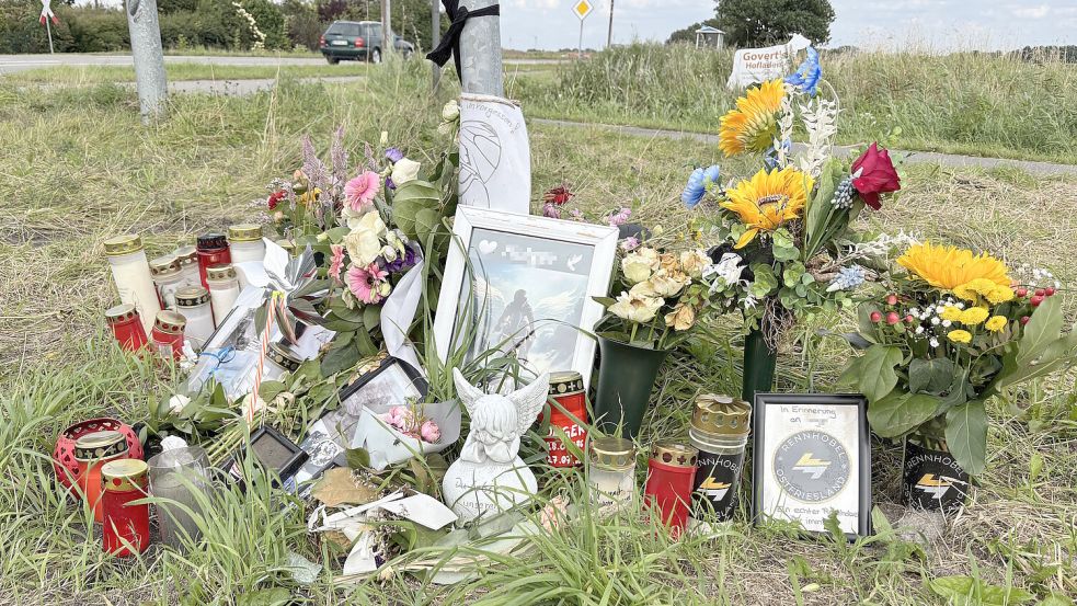 Zahlreiche Blumen und Kerzen wurden am Unfallort in Uthwerdum abelegt.Foto: Aiko Recke