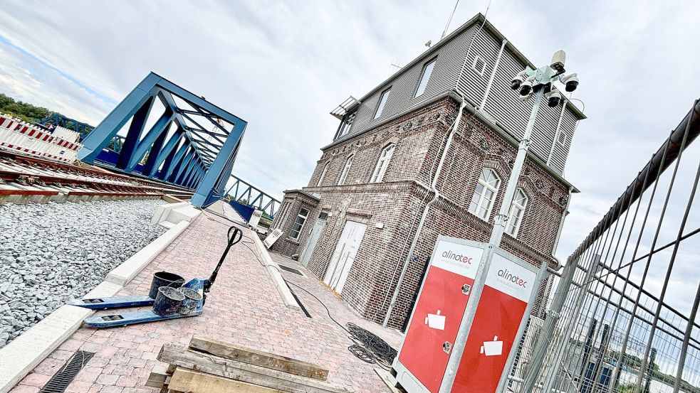 Das Brückenwärterhäuschen ist in den Anfangsmonaten nur tagsüber besetzt. Foto: Klaus Ortgies