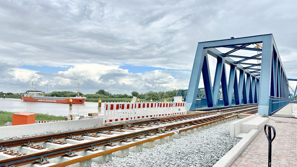 Für die Schifffahrt auf der Ems muss die Brücke auch künftig geöffnet werden. Foto: Klaus Ortgies