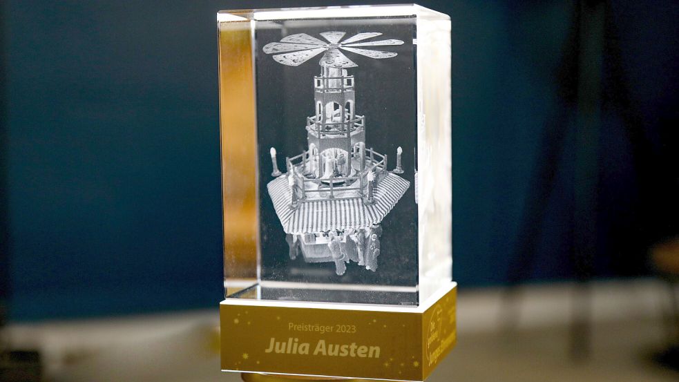 Glänzende Auszeichnung: Die Gewinner des Young-People-Awards bekommen neben dem Preisgeld auch die so genannte „Goldene Pyramide“ überreicht. Foto: Romuald Banik