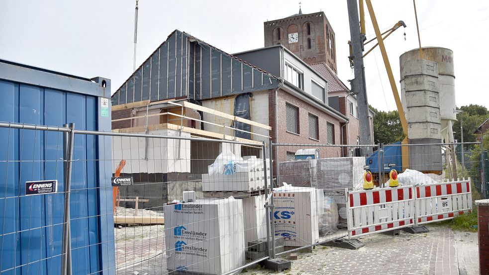 Während am neuen Rathausanbau am „Oll Diek“ noch gearbeitet wird, beziehen die ersten Verwaltungsmitarbeiter ihre neuen Büros. Foto: Thomas Dirks