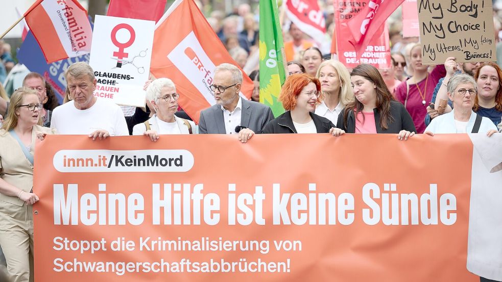 Eine Demo vor der Verhandlung hatte einigen Zulauf Foto: Bernd Thissen/dpa