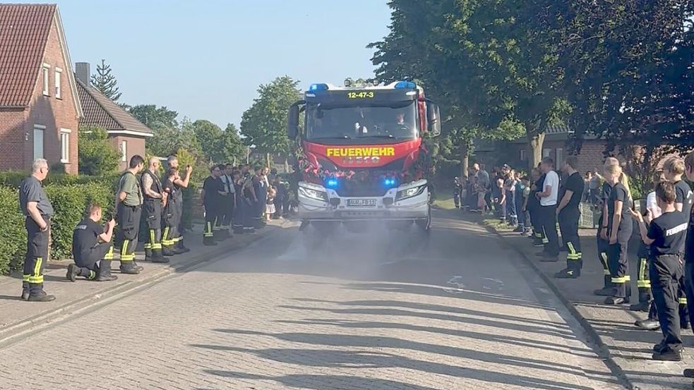 Als das neue LF 20 im Juni erstmals in Osteel eintraf, standen Feuerwehrleute aus Osteel und Leezdorf am Alten Postweg Spalier. Foto: Feuerwehr/Carsten Redenius