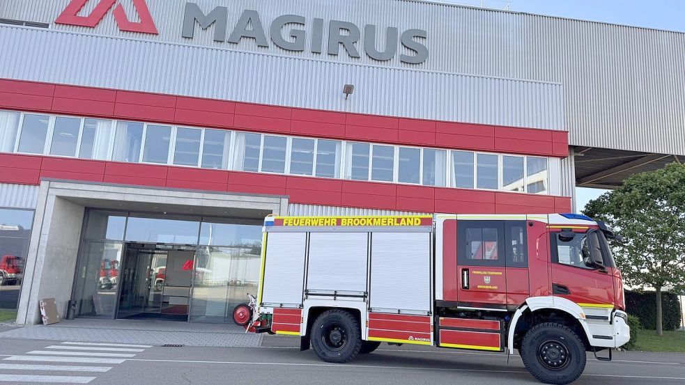 Im Juni nahm eine Delegation aus Feuerwehrleuten und Verwaltungsvertretern aus dem Brookmerland das LF 20 im Werk des Herstellers Magirus in Ulm in Empfang. Foto: Samtgemeinde