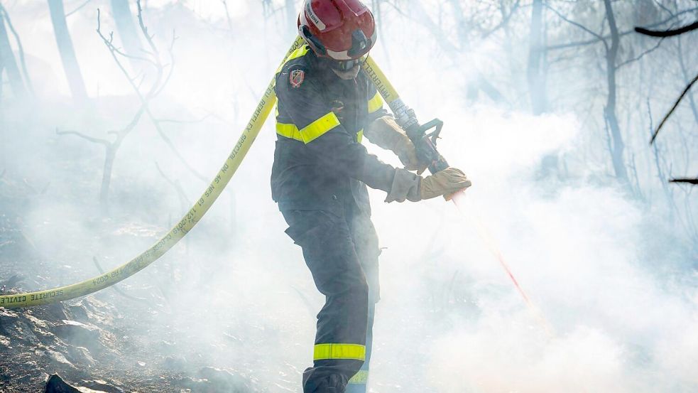 Schon seit Tagen kämpft die Feuerwehr gegen den Waldbrand in Südfrankreich. Foto: Uncredited/Securite Civile via AP/dpa
