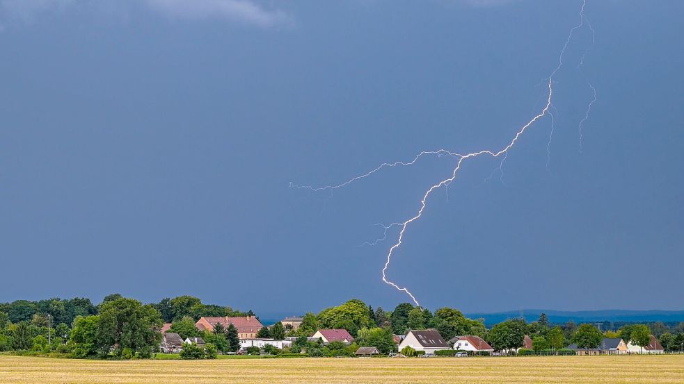 In diesem Sommer sind bislang weniger Blitze bei Gewittern erfasst worden. (Archivbild) Foto: Patrick Pleul/dpa