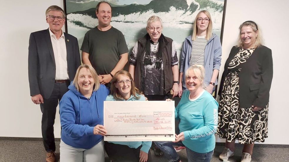 9000 Euro für den guten Zweck wurden nun im Rathaus Aurich übergeben: Birgit Strauch, Maike Pietsch und Petra Hoffmann (Modern Musical Voices) vorne, Horst Feddermann, Torsten Penkert, Renate Ankelmann, Julia Frobenius und Andrea Risius (hinten von links). Foto: privat