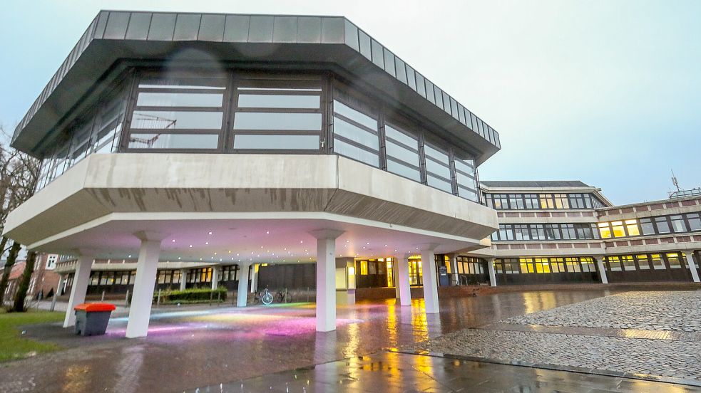 Im Auricher Rathaus ist der Stuhl des Klimaschutzmanagers bald wieder frei. Tjarko Tjaden geht, ein Nachfolger muss gesucht werden. Denn der Job ist wichtig. Foto: Romuald Banik