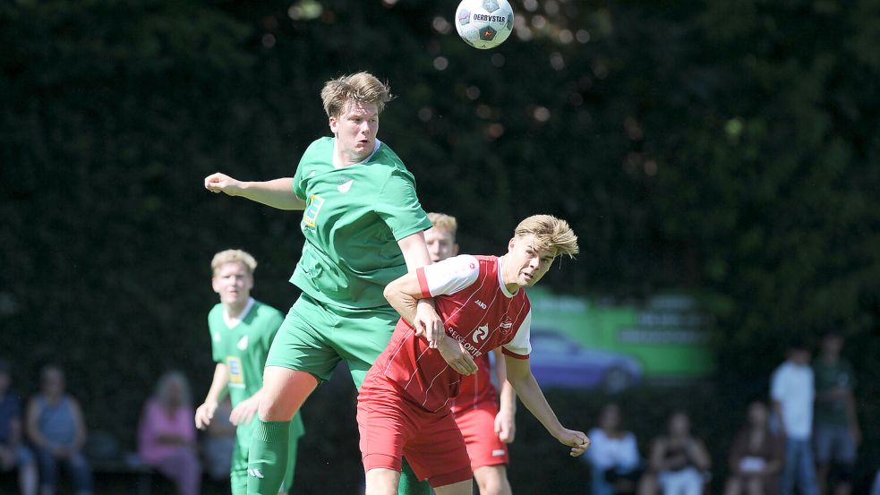 Hier gewinnt Jasper Mühlenbrock ein Kopfballduell.