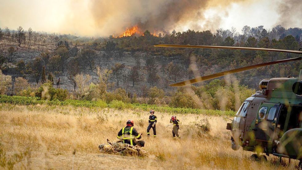In nur wenigen Stunden hatte sich der Brand enorm ausgebreitet. (Archivbild) Foto: Uncredited/Securite Civile via AP/dpa