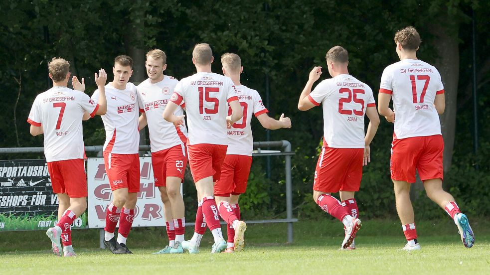Die Spieler vom SV Großefehn bejubeln das Tor von Nico Bohlen. Fotos: Helmut Vortanz