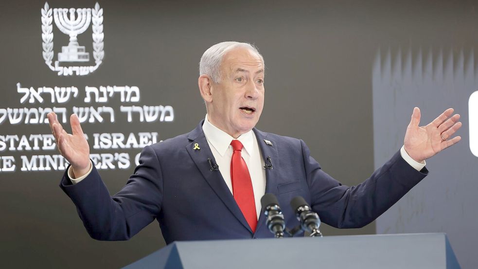 Regierungschef Netanjahu drängt vor Medienvertretern auf Tempo bei der geplanten Einnahme der Stadt Gaza. Foto: Abir Sultan/Pool EPA/AP/dpa
