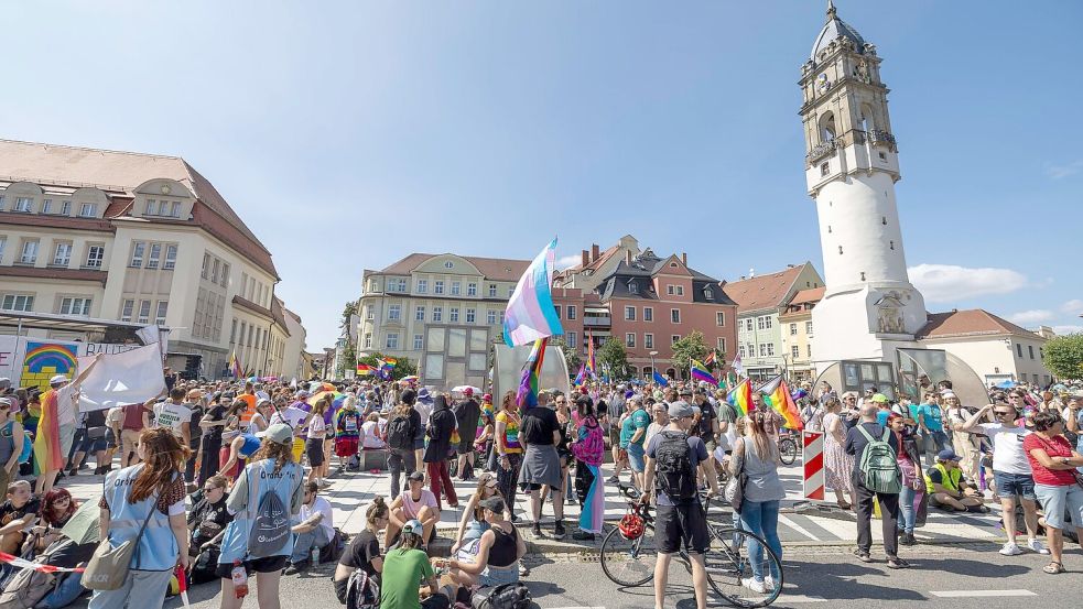 Beim Christopher Street Day in Bautzen wurde unter dem Motto „Die Würde des Menschen ist unantastbar“ gefeiert. Foto: Daniel Wagner/dpa