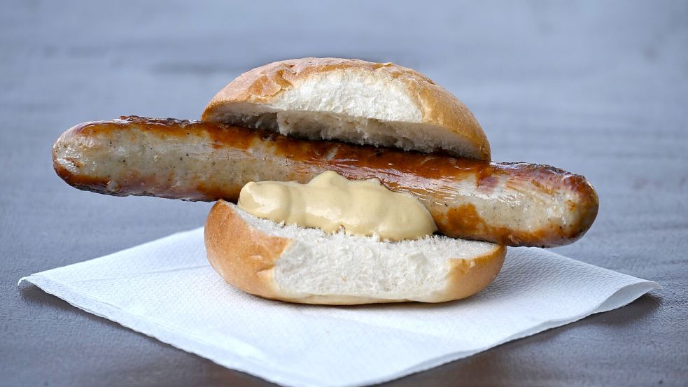 Wann und wo gab es die erste Bratwurst? Eine Urkunde könnte darüber Aufschluss geben. (Archivbild) Foto: Martin Schutt/dpa