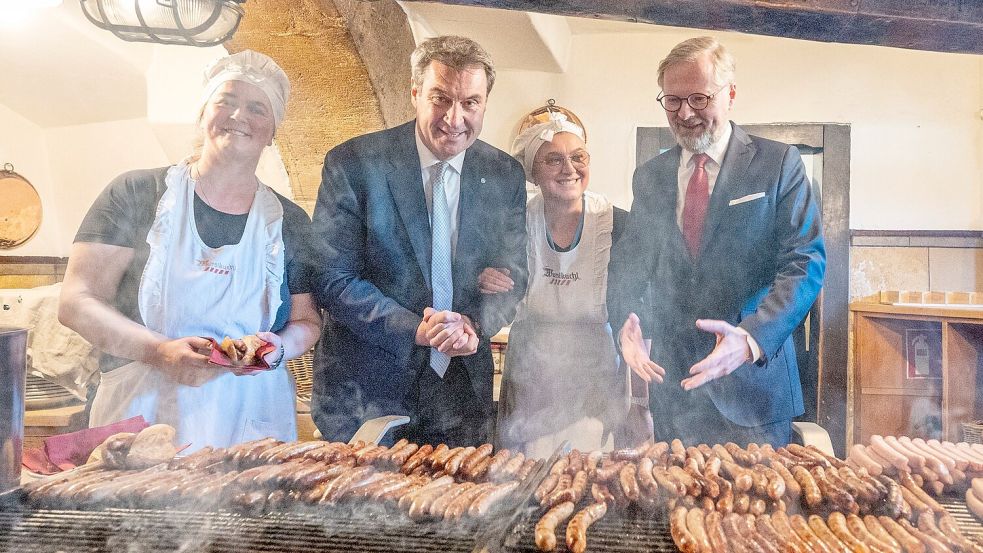 Die „Wurstkuchl“ lockt nicht nur Bratwurstfan Markus Söder (CSU) an. (Archivbild) Foto: Armin Weigel/dpa