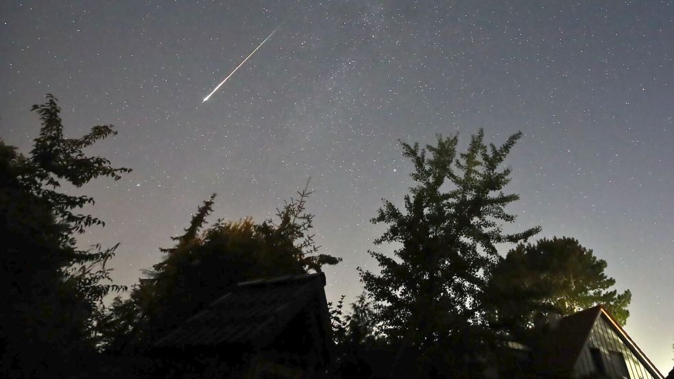 Im August gibt es viele Sternschnuppen zu sehen - die meisten in der Nacht auf Mittwoch. (Archivbild) Foto: Marco A. Ludwig/dpa
