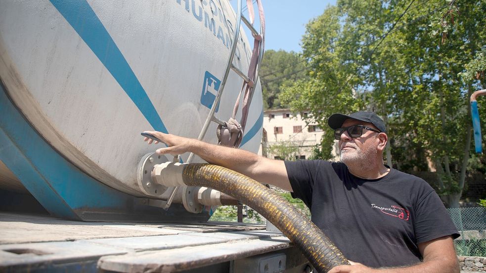Die Versorgung kann oft nur per Tanklastwagen gesichert werden. (Archivbild) Foto: Clara Margais/dpa