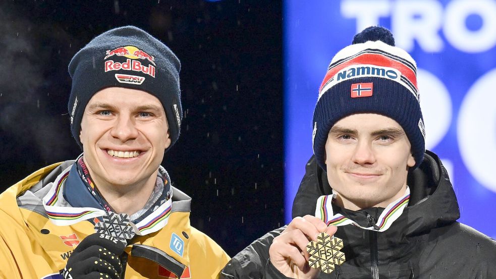 Andreas Wellinger (links) und Weltmeister Marius Lindvik mit ihren Medaillen nach dem WM-Springen. Foto: Hendrik Schmidt/dpa