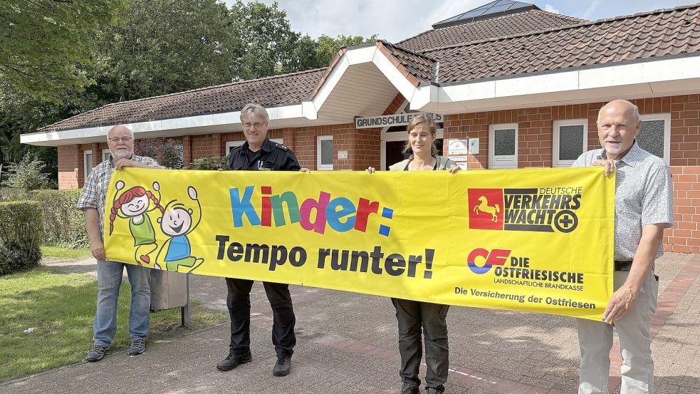 Machen gemeinsam auf das Thema „Sicherer Schulweg“ aufmerksam: Wilhelm Doden (Verkehrssicherheitsforum Landkreis Aurich), Ewald Einnolf (Polizei Aurich-Wittmund), Ramona Müller (Hausmeisterin Grundschule Egels) und Friedel Walther (Verkehrswacht Aurich). Foto: Mieke Matthes